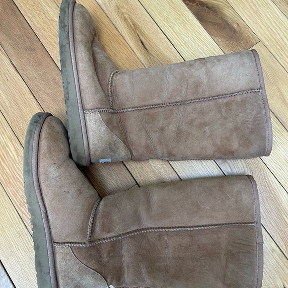 UGG Classic tall boot - size 8 - Picture 3 of 7